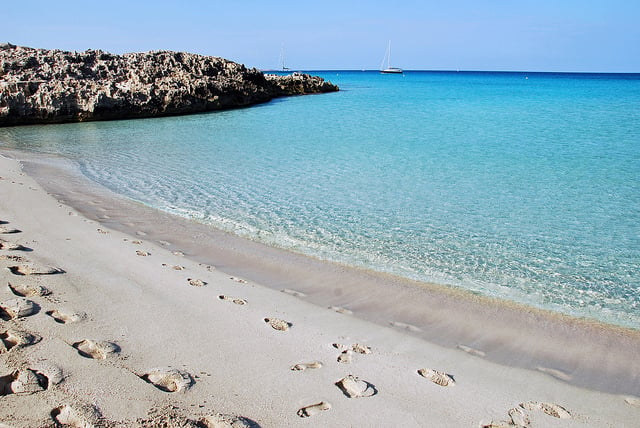 Azúrové more na pláži vo Formentera