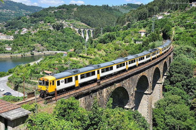 Prírodná scenéria a regionálny vlak v Portugalsku