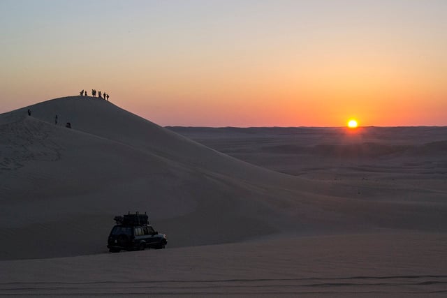 Zápas slnka na známej púšti Sahara.