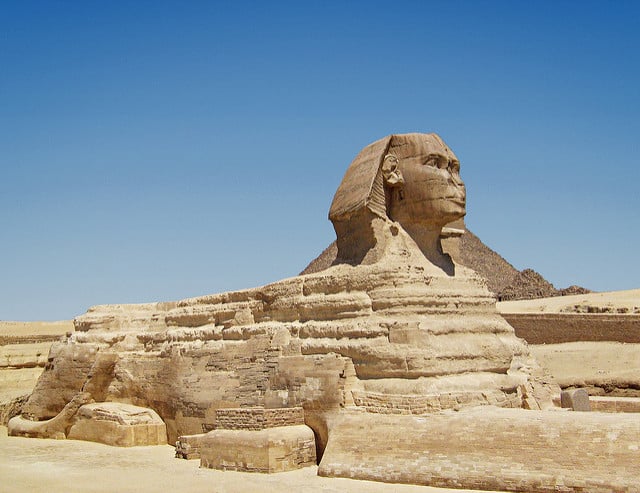 Známa Sfinga a pyramídy v Gíze