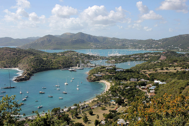 Vmalebnej zátoke na pobreží ostrova Antigua leží hlavné mestoSt. John's.