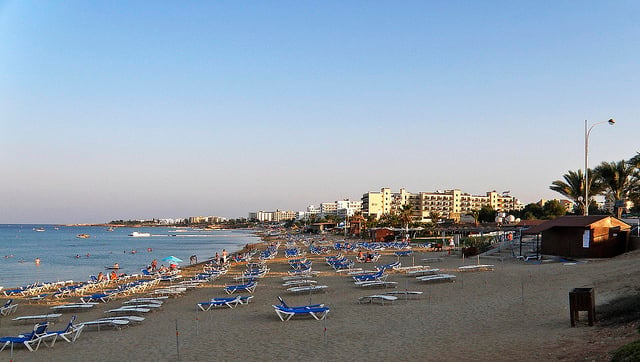 Pohľad na jednu z mnoha cyperských pláží