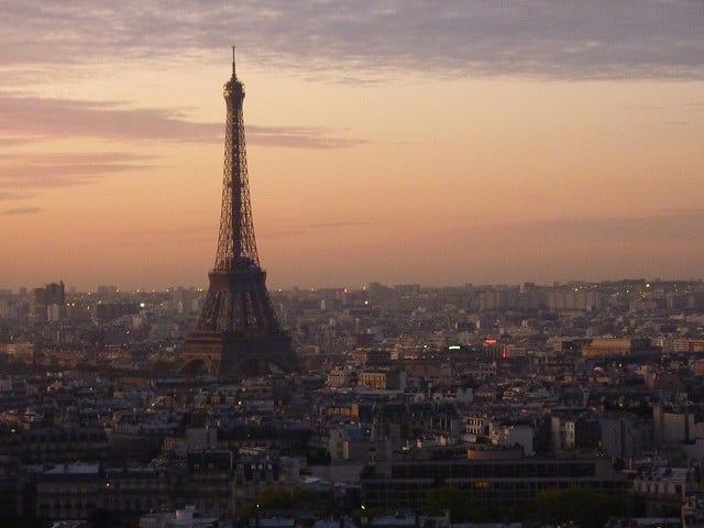 Pohľad na palácový komplex Louvre, dnes múzeum



Eiffelova veža

Eiffelova veža sa stala akýmsi symbolom mesta, lákadlom pre turistov z celého sveta. Táto stavba pozostávajúca z kovovej konštrukcie leží blízko rieky Seiny. Navrhol ju architekt Gustave Eiffel pri príležitosti storočného jubilea francúzskej revolúcie pre Svetovú výstavu v roku 1889.



Eiffelova veža,architekt Gustave Eiffel



Centrum Georges Pompidou

Múzeum moderného umenia Georges Pompidou Center je postavené v historickom centre Paríža len asi kilometer od Louvre a Notre Dame. Budova je výrazne farebná s červenými výťahmi a eskalátormi, žltou elektroinštaláciou, vodnými rúrami namodro a zelenou vzduchotechnikou. Dnes sa teší veľkému záujmu, pretože okrem umenia tu sú sklenné eskalátory a pri stúpaní sa vám naskytne neuveriteľný výhľad na mesto.