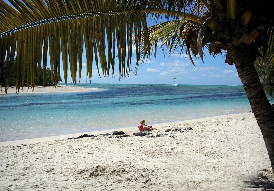Biele pláže na ostrove Ile aux Cerfs s palmami
