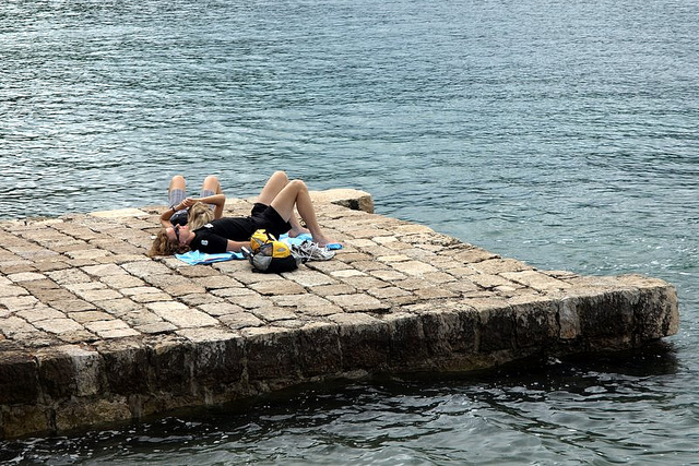 Relax na kamennom móle v Chorvátsku