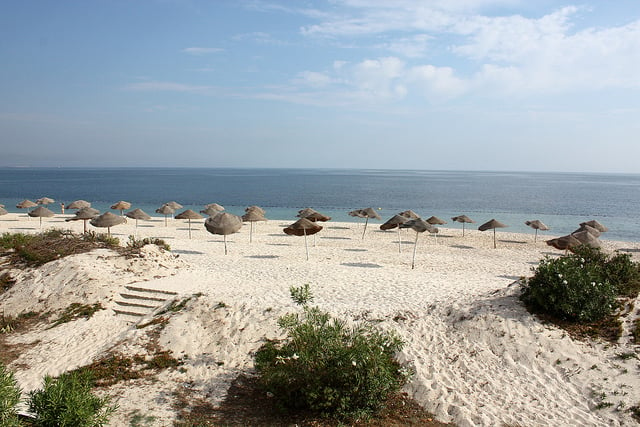 Len málo tuniských pláží má biely piesok