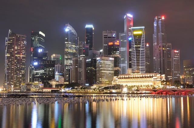 Nočný Singapur je plný svetiel