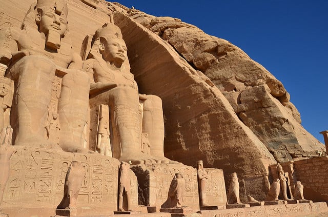 Skalný chrám Abú Simbel bol vybudovaný pre Ramsesa II a jeho manželku.