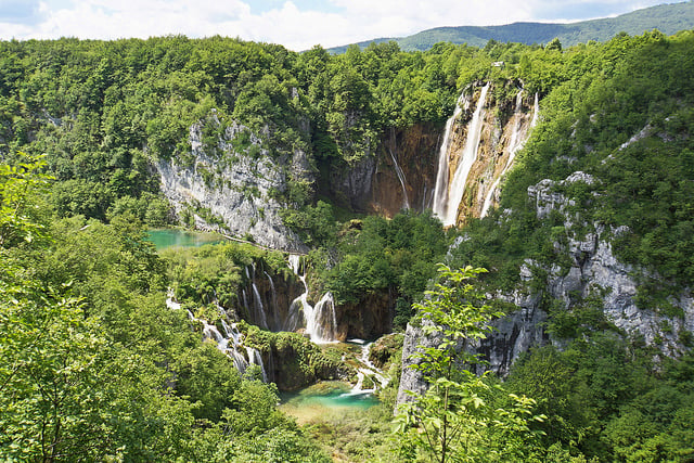 Pohľad na národný park Plitvice v Chorvátsku