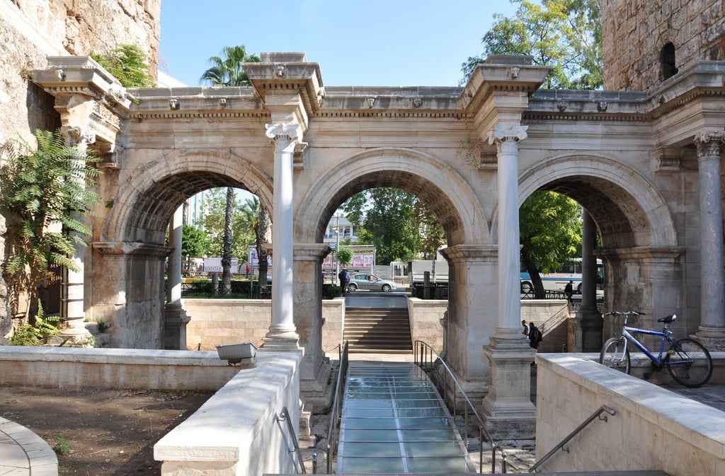 Jedna z hlavných brán – Hadriánova brána