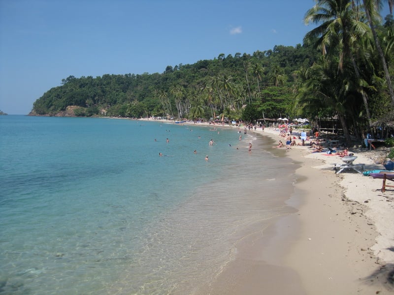 Pláž na ostrove Koh Chrang lemovaná bujnou vegetáciou