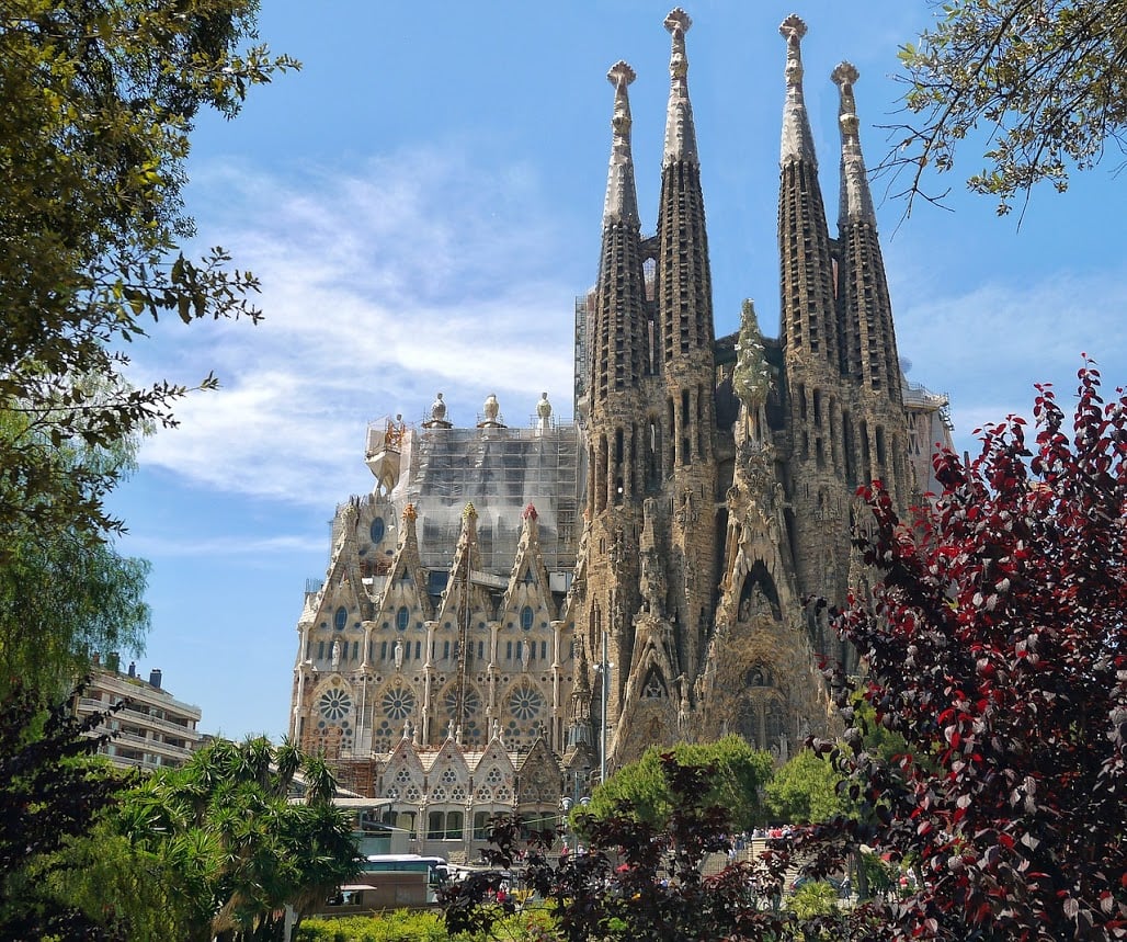 Bazilika Sagrada Familia, autor A. Gaudí


Parc Güell

Ďalším dielom A. Gaudího, ktorú si nenechajte ujsť, je Parc Güell. Park bol navrhnutý pre bohatého Eusebi Güella ako luxusná štvrť pre bohatých občanov. Stavba nebola dokončená a odkúpilo ju mesto. Dnes je to rozľahla parková časť s architektonickými prvkami, ktorá sa nachádza nad mestom na svahu hory Turó del Carmel. Výstavba prebehla v rokoch 1900 až 1914.


Parc Güell, autor A. Gaudí



Casa Milà

Ukážkou civilnej stavby je obytná budova s nájomnými bytmi, ktorú Gaudí navrhol pre Pere Milá. Pôvodná budova bola odvážnym konceptom so zvlneným priečelím s výzdobou z kovaného železa, no neskôr bolo prvé poschodie prestavané v štýle Ľudovíta XVI. Tejto stavbe sa často hovorí aj La Pedrera.

Cena vstupného: dospelý 20,50 EUR, dieťa do 6 rokov zadarmo


Obytná budova Casa Milá, autor A. Gaudí


La Rambla

Od námestia Placa Catalunya až po Monument Krištofa Kolumba v prístave Vell sa tiahne najrušnejšia barcelonská ulica La Rambla. Ulica je dlhá cca 1,5 km a je určená výhradne pre chodcov. Na tomto živom mieste nájdete veľa obchodíkov, reštaurácií, nočných barov, stánkov, tradičný trh Mercat de la Boqueria s čerstvým ovocí, zeleninou a rybami a pouličných umelcov ako hudobníci, tanečníci a živé sochy.


Rušná barcelonská ulica La Ramla