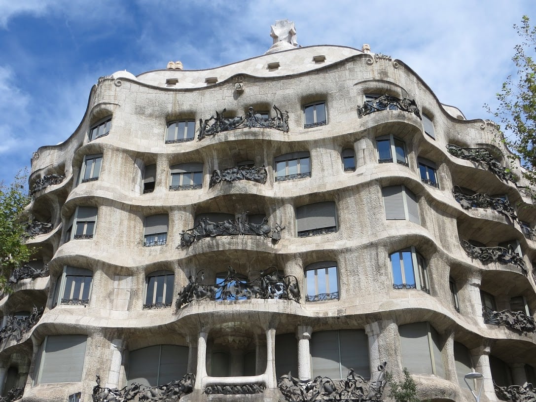 Bazilika Sagrada Familia, autor A. Gaudí


Parc Güell

Ďalším dielom A. Gaudího, ktorú si nenechajte ujsť, je Parc Güell. Park bol navrhnutý pre bohatého Eusebi Güella ako luxusná štvrť pre bohatých občanov. Stavba nebola dokončená a odkúpilo ju mesto. Dnes je to rozľahla parková časť s architektonickými prvkami, ktorá sa nachádza nad mestom na svahu hory Turó del Carmel. Výstavba prebehla v rokoch 1900 až 1914.


Parc Güell, autor A. Gaudí



Casa Milà

Ukážkou civilnej stavby je obytná budova s nájomnými bytmi, ktorú Gaudí navrhol pre Pere Milá. Pôvodná budova bola odvážnym konceptom so zvlneným priečelím s výzdobou z kovaného železa, no neskôr bolo prvé poschodie prestavané v štýle Ľudovíta XVI. Tejto stavbe sa často hovorí aj La Pedrera.

Cena vstupného: dospelý 20,50 EUR, dieťa do 6 rokov zadarmo


Obytná budova Casa Milá, autor A. Gaudí


La Rambla

Od námestia Placa Catalunya až po Monument Krištofa Kolumba v prístave Vell sa tiahne najrušnejšia barcelonská ulica La Rambla. Ulica je dlhá cca 1,5 km a je určená výhradne pre chodcov. Na tomto živom mieste nájdete veľa obchodíkov, reštaurácií, nočných barov, stánkov, tradičný trh Mercat de la Boqueria s čerstvým ovocí, zeleninou a rybami a pouličných umelcov ako hudobníci, tanečníci a živé sochy.


Rušná barcelonská ulica La Ramla