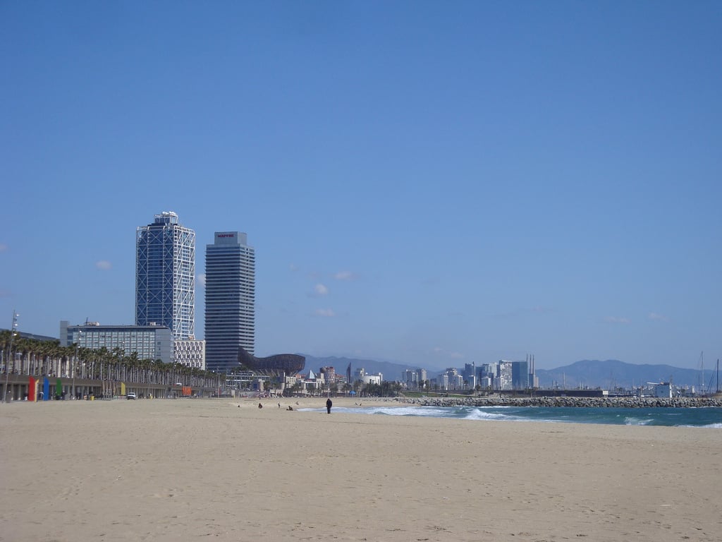 Dlhá piesočnatá pláž Sant Sebastia Beach