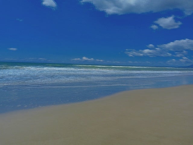 Jemný piesok a pozvoľný vstup na Playa de Cabopino