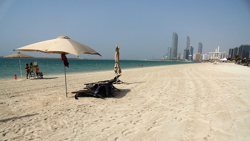 Dlhá piesočnatá pláž Corniche Beach