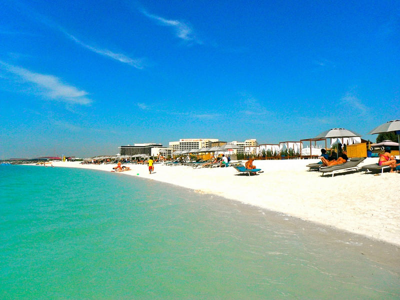 Pláž na umelo vytvorenom ostrovčeku Yas Island