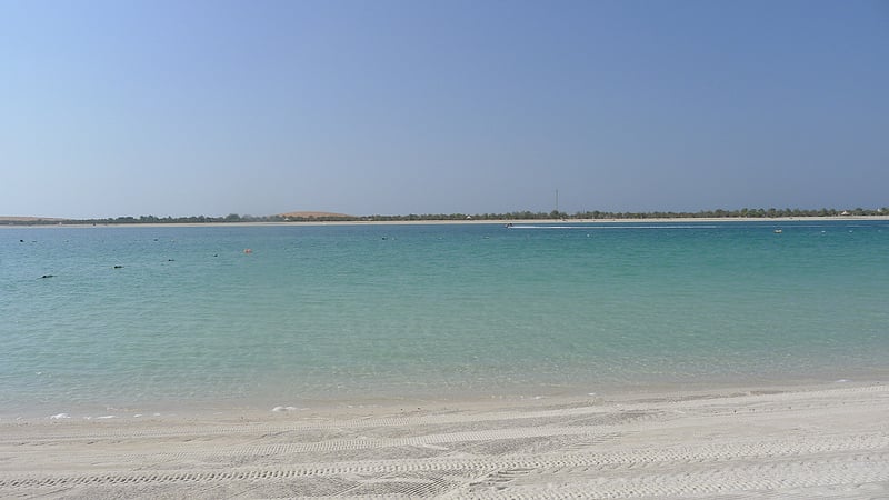 Krištáľovo čistá voda mora v Abu Dhabi