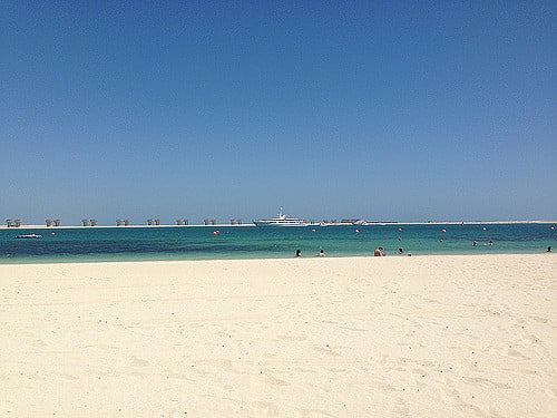 Menej rušná pláž Jebel Ali Beach