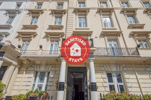 Oyo Huttons Hotel