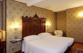 Saturnia & International recenzie