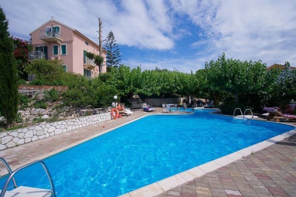 Dafnoudi Hotel & Apartments