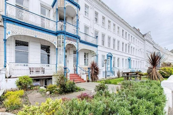 Whitehouse Hotel