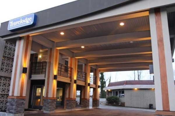 Travelodge Vancouver Lions Gate