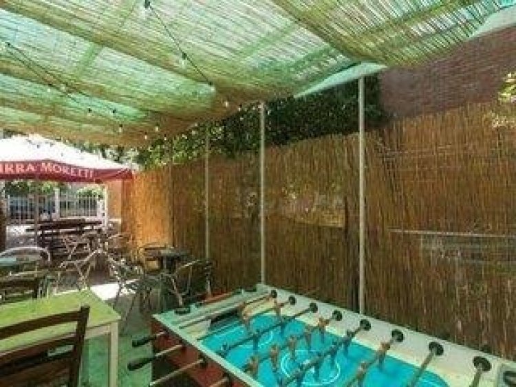 Sunflower City Backpacker Hostel & Bar