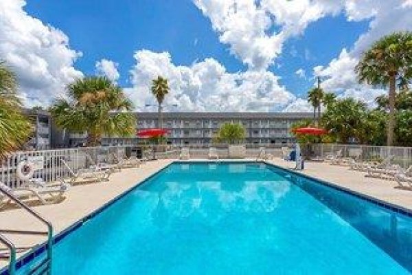 Howard Johnson By Wyndham Orlando Lake Buena Vista South