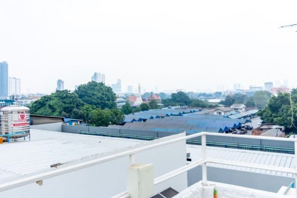 Ze Residence Bang Aor Station