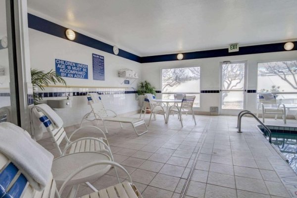 Quality Suites University