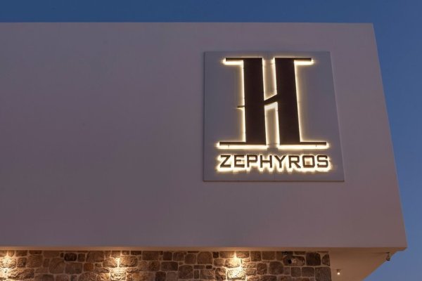 H Hotel Zephyros