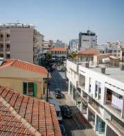 Lakis Court
