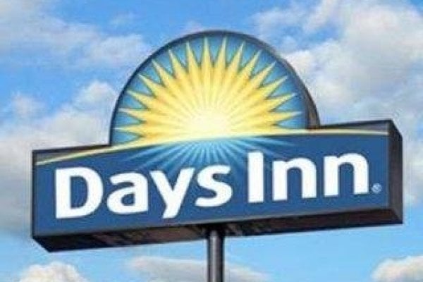 Days Inn & Suites Brooks