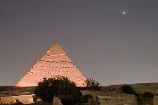 The Gate Hotel Front Pyramids & Sphinx View