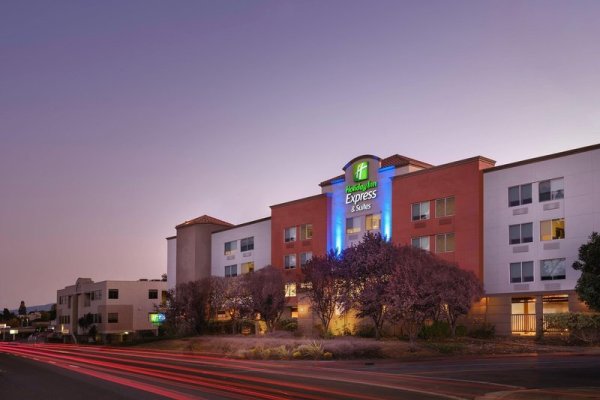 Holiday Inn Express & Suites Belmont