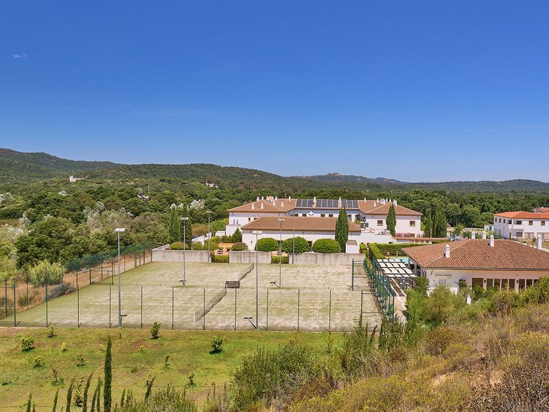 Castellar - Adults only recenzie