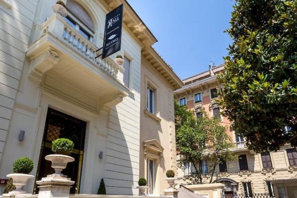 The H´all Tailor Suite