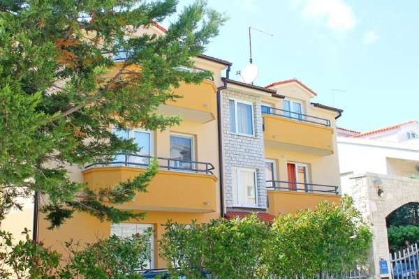 Catalina Apartments