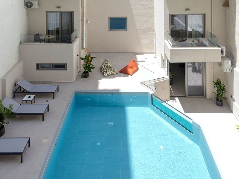 The City Hotel & Suites recenzie