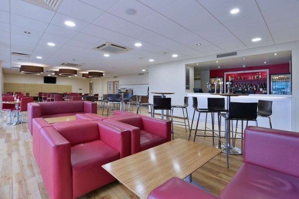 Travelodge Edinburgh Airport Ratho Station