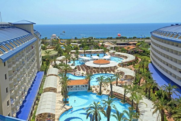 Crystal Admiral Resort Suites & Spa