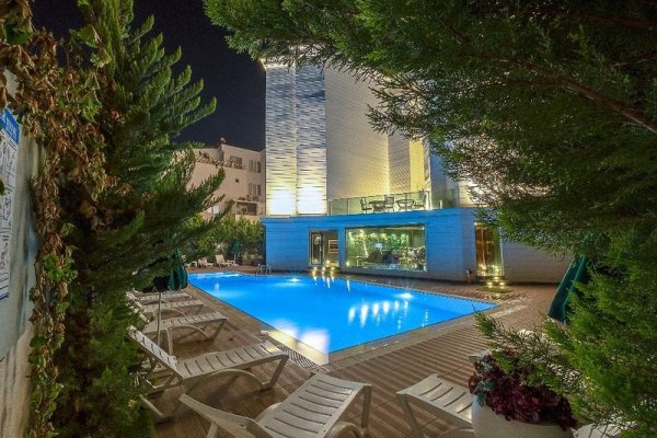 S White Hotel