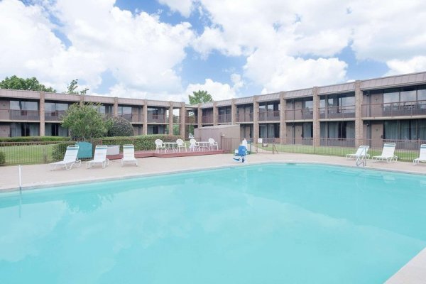 Baymont Inn & Suites Paris