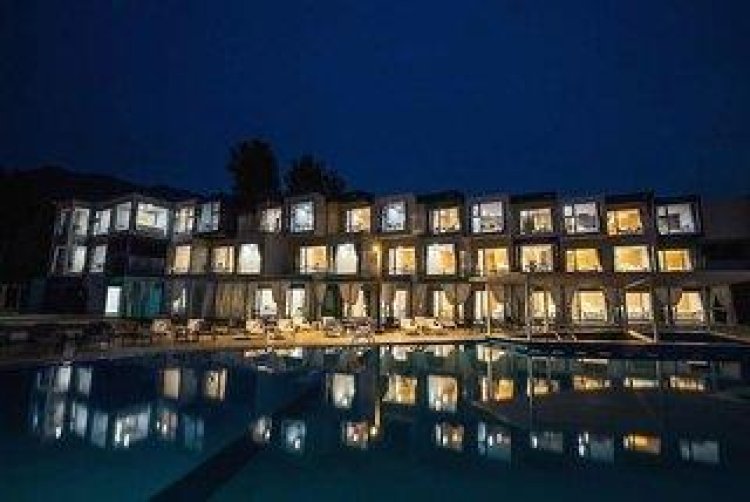 Parotia Waterhouse Hotel