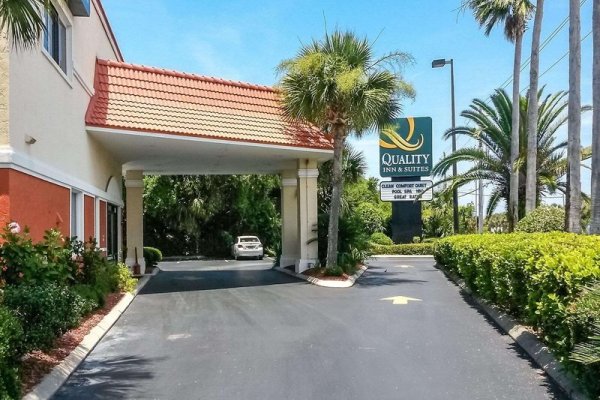 Quality Inn & Suites Hotel Near The Beach