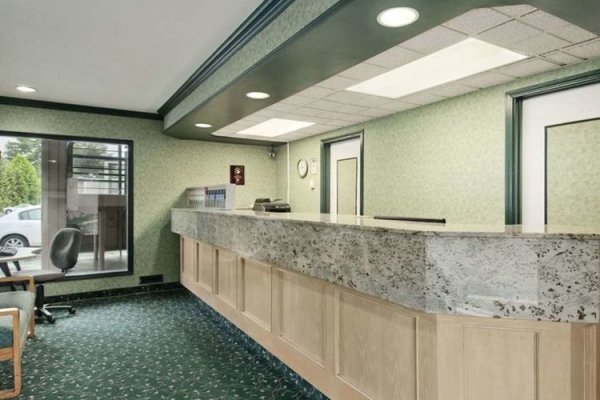 Travelodge Vancouver Lions Gate