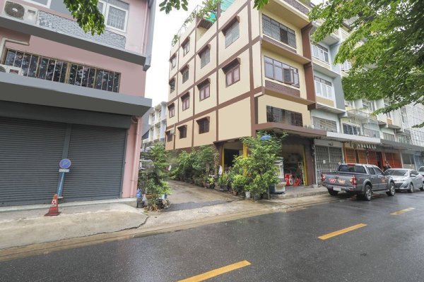 The Palm Apartment by OYO Rooms