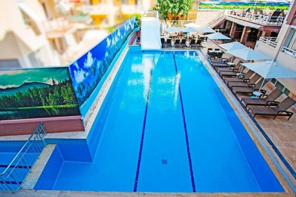 Comet Hotel & Resort